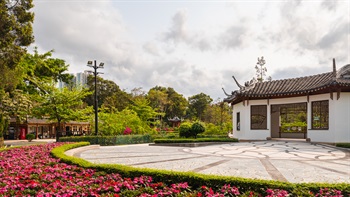 北区公园采用清代扬州式亭台楼阁的园景建筑设计，宜雨亭既是遮阳挡雨的休憩处，亦是通往湖边观景平台的大门。